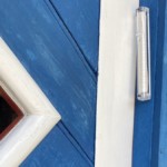 Die Mesusa soll Juden immer daran erinnern, dass sie die religiösen Gesetze befolgen sollen. An jüdischen Häusern oder Wohnungen findet man deshalb am rechten Türpfosten ein kleines längliches Kästchen, die Mesusa. Darin ist eine Pergamentrolle, auf der das Gebet Schma Israel geschrieben steht. Wenn man fortgeht oder nach Hause kommt, berührt man die Mesusa und bittet Gott um Schutz.