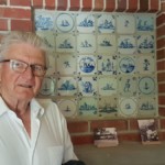 Hans-Jürgen Krackher hat die Delfter Fliesen über dem Kamin als herausragendes Schmuckelement im Haus entdeckt.