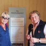 Karin Genrich (l.) und Jutta Michelsen beim Rundgang durch das Alexanderhaus.