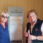 Karin Genrich (l.) und Jutta Michelsen beim Rundgang durch das Alexanderhaus.