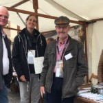 Ausstellerin Mila Hacke (Mitte) vom Kulturnetz Berlin mit den Kulturerbenkoordinatoren Bolko Bouché (l.) und Matthias Finken (r) sowie Vereinsvorsitzenden Fides Mahrla vom Kulturstadt Potsdam e.V.
(Foto: Karin Genrich)