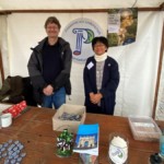Ralf und Hsiu-Mei Cabos am Stand des Kulturstadt Potsdam e.V. Foto: Fides Mahrla