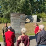 Auf den Stelen sind die jeweiligen Namen der Toten der Auslandseinsätze chronologisch aufgeführt. Die Namensbänder sind erhaben, so dass sie berührt und angefasst werden können.