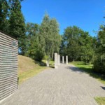 Über einen ca. 120 Meter langen Weg werden die Besucher an acht Namensstelen vorbei, bergan bis zum Ort der Stille geführt.