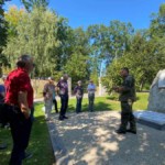 Der wiedererrichtete Gedenkstein aus Rajlovac/Sarajewo im „Wald der Erinnerungen".