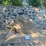 „Wachsamkeit ist der Preis der Freiheit" auf dem Findling des Ehrenhains Feyzabad, Afghanistan.