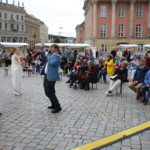 Kaspar von Erffa mit "Potsdamer Tugenden" auf dem Pflaster und auf dem Rathaus-Dach. Foto: Bolko Bouché