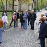 Vereinsmitglieder bei der Begrüßung in der Wissenschaftseinrichtung.