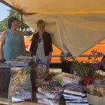 Die Mitglieder Katherin Bauersfeld (l.) und Jeannette Wachholz am Stand des Kulturstadtvereins.