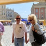 Mitglied Jörg Uwe Kuberski mit seiner Frau informiert sich an den Ständen