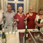 Fleißige Helfer schenken Südafrika-Weißwein aus.