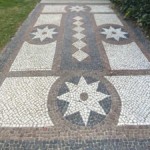 Kleinstein-Mosaik vor der östlichen Treppe der Löwenfontäne