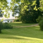 Schattenspiel und hügelige Rasenlandschaft