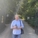 Dirk Heydemann begrüßt die Teilnehmer am Johannitertor