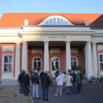 "Kultur zum Anfassen" mit Abendsonne.