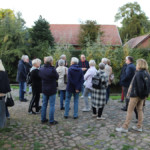 Die Gruppe bei der Besichtigung des Hofes.
