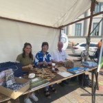 Franziska Fürstenau, Katherin Bauersfeld und Bolko Bouché tüten die „Potsdamer Mischung" ein. Das sind 40 verschiedene Blumensamen von der Freundschaftsinsel.