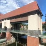 Wahrzeichen der unter Denkmalschutz stehenden Schleuse sind die beiden 14 Meter hohen Turmbauten mit einer Spitzdachkonstruktion für die vier Hubtore. Die architektonische Gestaltung stammt von Friedrich Lahrs.