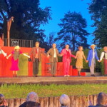 Tosender Applaus für das Ensemble, die herzerfrischend und lebendig die Charaktere gespielt haben.