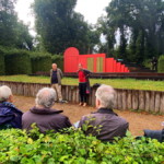 Die dänisch-deutsche Schauspielerin, Sibylla Rasmussen spielt im Stück die Nille, die Frau von Jeppe. Willi Händler ist in der Rolle von Baron Nillus zu sehen.