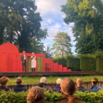 links, Jeppe (Georg Peetz) und Jakob (André Kudella)