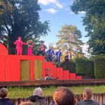 (v.l.n.r.) Baron Nillus (Willi Händler), Katherina (Julia Borgmeier), Kammerdiener (Matthias Nolte), Verwalter (André Kudella), Erik (Marius Marx), Musiker (Arne Assmann), liegend Jeppe (Georg Peetz)