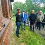 Das Gebäude der ehemalige Wäscherei. Die Soldaten reichten die Wäschekörbe immer durch eines der Fenster, wovon heute noch die Schleifspuren auf dem Backstein der Fensterbank zeugen. Um die Wartezeit zu verkürzen, ritzten die Soldaten ihre Heimatorte in die Steine.