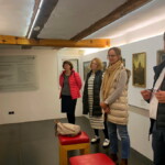 Markus Wicke (r) im Raum mit Potsdamer Ansichten