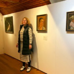 Caroala Pauly begrüßte die Teilnehmer vor dem Porträt von
Rolf, um 1920, Familienbesitz Schweden (AÖ).
Bei dem Dargestellten handelt es sich um einen Sohn von Max Koch. Rolf Koch (1896-1945) heiratete später Sally und ist der Vater von Birgit (rechtes Bild daneben - Sally mit Birgit, 1925,). Ausgehend vom Alter des Dargestellten dürfte das Bild um 1920 entstanden sein.