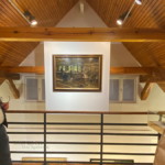 Markus Wicke vor dem Bild „Schiffbauerei" - Innenansicht, 1907, Öl auf verstärkter Sperrholzplatte, 70 × 100 cm, rechts unten signiert und datiert "M. K. / 07.", Privatbesitz Berlin.