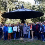 Gruppenfoto unter dem Pilz am Wegstern