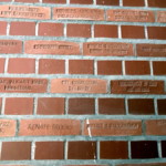 Spender wurden mit einem gravierten Ziegelstein verewigt.