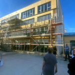 Dieses Gebäude mit der Holzverkleidung wird „Rack" - Regal genannt.