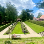 Rosengarten mit Blick zum ehemaligen Chauffeurhaus