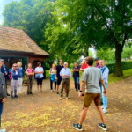 Begrüßung am Eingang des Landhausgartens durch den Pächter und Gartenführer Herrn Schmidt