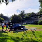 Los gehts: Das erste Grillgut ist fertig. Fides Mahrla bringt die heiße Ware vom Bassinplatz.