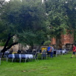 Tausend Dank an das Helferteam mit Ilona und Harald Höckele, Caroline und Jim Vilbrandt, Matthias Finken, Rita Blohm, Dagmar Christl, Antje und Olaf Gutowski, Karin Hennig, Frank Schröder, Lothar und Fides Mahrla. Im Nu waren Stühle und Tische gestellt und eingedeckt.