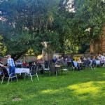 Die ersten Gäste sind eingetroffen.