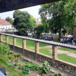 Blick von der Weinbergterrasse, während der Aufbau noch im vollen Gange ist.