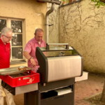 Am geliehenen Gasgrill der Gemeinde St. Peter und Paul, die Grillmeister Frank Schröder (r.) und Lothar Mahrla auf dem Pfarrhof Am Bassin.