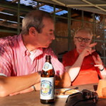 Entspannung nach dem Grillen: Frank Schröder (l.) und Lothar Mahrla unter der Laube.