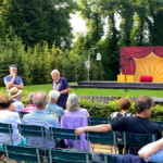 Mitglieder des Kulturstadtvereins beim Vorgespräch in der Hecke.