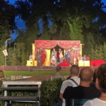 Sieben Schauspieler und ein Musiker spielten das Stück im idyllischen Heckentheater im Park von Sanssouci.