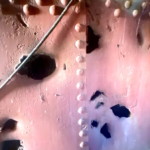 Kriegseinschüsse an der äußeren Verkleidung des Wasserbehälters.