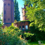 An der Stelle, wo Lenné das Prachtschloss „Belriguardo" geplant hatte, wurde 1895/96 der 38,7 Meter hohe Wasserturm errichtet.
