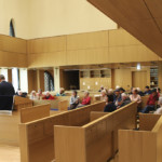 Vereinsmitglieder bei der Besichtigung des Synagogenraums. Foto: Bolko Bouché