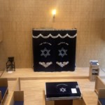 Im Mittelpunkt der Synagoge der mit schweren Vorhängen bedeckte Toraschrein mit Bima