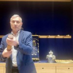 Evgeni Kutikow öffnet den Toraschrein und zeigt die handgeschriebenen Kostbarkeiten