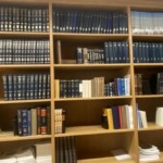 Gebetsbücher, die zweisprachig angelegt sind: Hebräisch und Deutsch oder Russisch