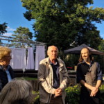 Vereinsvorsitzende Fides Mahrla bedankt sich für das Vorgespräch mit Dramaturg Will Händler (Mitte) und Nikolai Arnold (spielt Athos, König Luis XIII. und Buckingham.